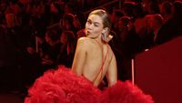 Foto: Adu Gaya Seksi Bella dan Gigi Hadid Jadi Victorias Secret Angel