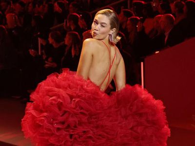 Foto: Adu Gaya Seksi Bella dan Gigi Hadid Jadi Victorias Secret Angel