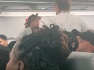 Hape Hilang, Penumpang Ngamuk Minta Pesawat Putar Balik