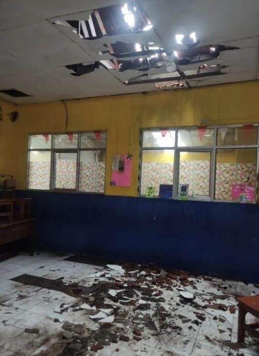 Hujan deras disertai angin kencang mengakibatkan ambruknya atap bangunan dan plafon kelas SDN di Kota Bogor. Tak ada korban luka dan jiwa dalam kejadian itu. (dok BPBD Kota Bogor)