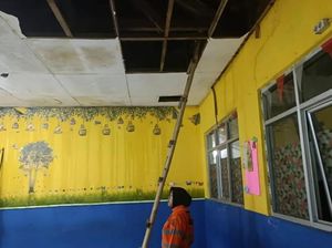Plafon Ruang Kelas SDN di Bogor Ambruk Akibat Hujan Angin