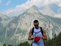 Lewati Puncak Karir, Zlatan Ibrahimovic Pamer Hobi Baru: Naik Gunung!