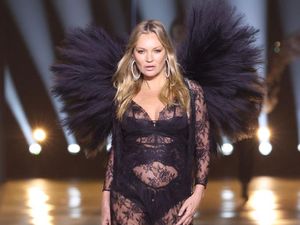 Ibu-Anak, Kate Moss & Lila Moss Tampil Perdana di Show Victorias Secret 2024 Ibu-Anak, Kate Moss & Lila Moss Tampil Perdana di Show Victorias Secret 2024