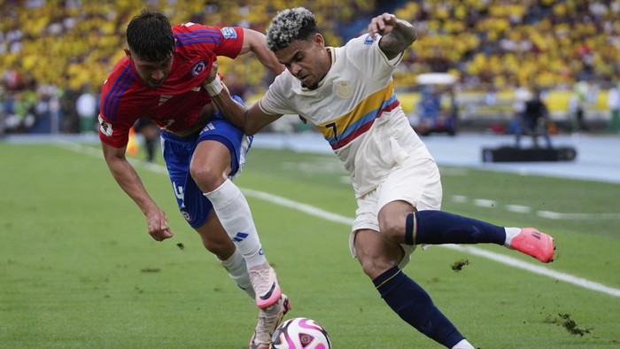 Chiles Felipe Loyola, left, and Colombias Luis Diaz battle for the ball during a FIFA World Cup 2026 qualifying soccer match at the Metropolitano Roberto Melendez stadium in Barranquilla, Colombia, Tuesday, Oct. 15, 2024. (AP Photo/Fernando Vergara)