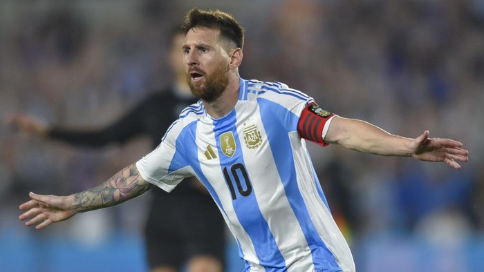 Argentinas Lionel Messi celebrates after scoring his sides fifth goal against Bolivia during a World Cup 2026 qualifying soccer match at Monumental stadium in Buenos Aires, Argentina, Tuesday, Oct. 15, 2024. (AP Photo/Gustavo Garello)