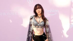 Seksi Memukau, Gaya Lisa BLACKPINK Pakai Lingerie di Show Victorias Secret