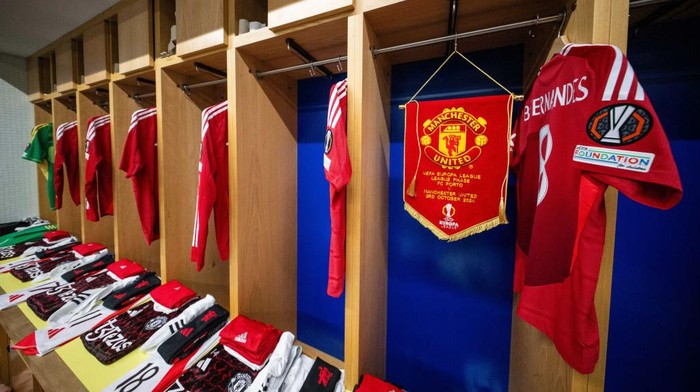 PORTO, PORTUGAL - OCTOBER 03: A general view inside the Manchester United dressing room prior to the UEFA Europa League 2024/25 League Phase MD2 match between FC Porto and Manchester United at Estadio do Dragao on October 03, 2024 in Porto, Portugal. (Photo by Ash Donelon/Manchester United via Getty Images)