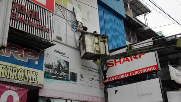 Melihat Penertiban Penunggak Pajak Reklame di Medan