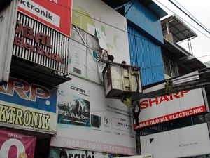 Melihat Penertiban Penunggak Pajak Reklame di Medan