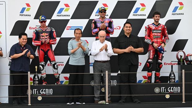 Presiden Jokowi di podium MotoGP Mandalika 2024.