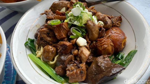 Pangsit H. Batong, racikan mie ayam topping ati ampela dan uritan yang ada sejak 1978