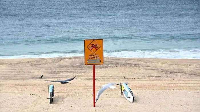 Pantai Coogee di Sydney ditutup untuk umum An empty Coogee beach is seen during a lock down in Sydney on April 16, 2020. (File photo: AFP)