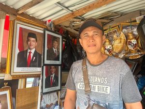 Cerita Pedagang Foto Prabowo-Gibran Banjir Order Jelang Pelantikan