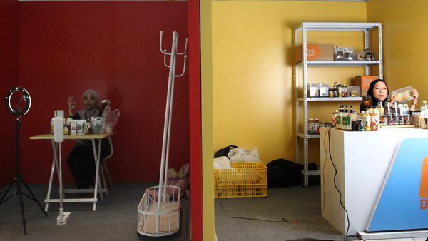 Pelaku UMKM Malang Manfaatkan Bilik Live Streaming untuk Jualan