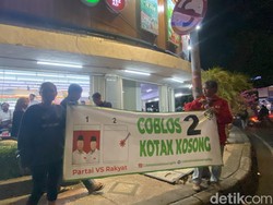 Spanduk Kotak Kosong Dibentangkan-Pendukung Erji Yel-yel di Depan Dyandra