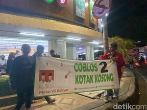 Spanduk Kotak Kosong Dibentangkan-Pendukung Erji Yel-yel di Depan Dyandra Spanduk Kotak Kosong Dibentangkan-Pendukung Erji Yel-yel di Depan Dyandra
