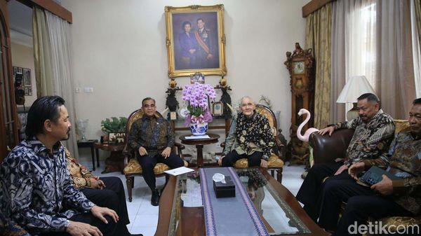 Pimpinan MPR Beri Undangan Pelantikan Prabowo-Gibran ke Try Sutrisno