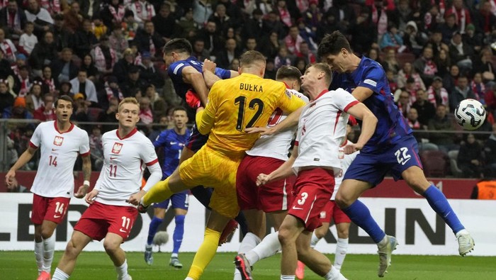 Players fight for the ball during the UEFA Nations League soccer match between Poland and Croatia in Warsaw, Poland, Tuesday, Oct. 15, 2024. (AP Photo/Czarek Sokolowski)