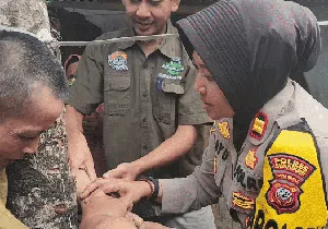 Momen Dramatis Evakuasi Ha dan Sam yang 5 Tahun Hidup di Kandang Momen Dramatis Evakuasi Ha dan Sam yang 5 Tahun Hidup di Kandang