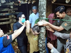 Momen Kakak Adik di Sukabumi Dievakuasi Usai 5 Tahun Dikurung di Kandang