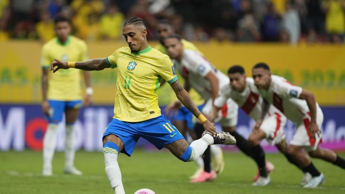 Brazils Raphinha scores the opening goal from the penalty spot during a qualifying soccer match for the FIFA World Cup 2026 against Peru at Mane Garrincha Stadium in Brasilia, Brazil, Tuesday, Oct. 15, 2024. (AP Photo/Eraldo Peres)