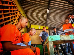 Polisi Rekonstruksi Pembunuhan Anak Sebatang Kara di Sukabumi Polisi Rekonstruksi Pembunuhan Anak Sebatang Kara di Sukabumi