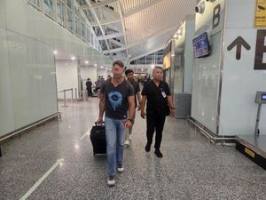 Bule Rusia yang Kabur ke Bali untuk Hindari Wajib Militer Itu Dideportasi Bule Rusia yang Kabur ke Bali untuk Hindari Wajib Militer Itu Dideportasi