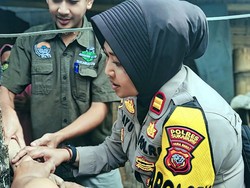 Alasan Menyentuh Bu Kapolsek Lengkong Bebaskan Kakak Adik dari Kandang Kayu