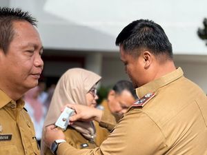 Sekda Banyuasin Pasang Tanda Jabatan Baru, Implementasi Permendagri 2024