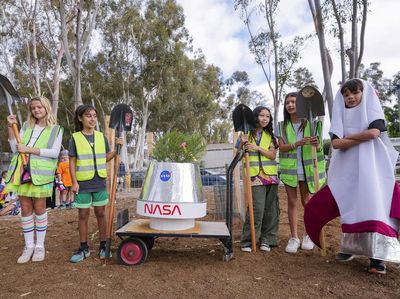 Sekolah California Tanam Pohon Bulan Dukung Pendidikan Sains dan Konservasi
