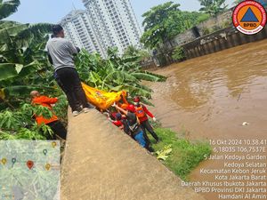 Hanyut di Kali Pesanggrahan Jaksel, Pria Ditemukan Tewas di Kedoya