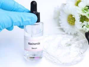 Apa itu Niacinamide yang Sering Jadi Kandungan Skincare?