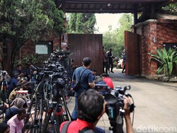 Video Mobil Plat RI 21 Merapat ke Pembekalan Calon Menteri di Hambalang