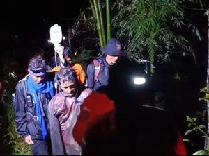 Ambeien Stadium 4 Kumat, Pendaki Gandang Dewata Dievakuasi Sambil Diinfus Ambeien Stadium 4 Kumat, Pendaki Gandang Dewata Dievakuasi Sambil Diinfus