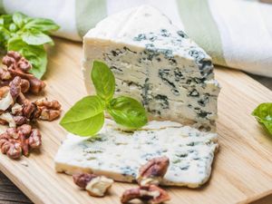 10 Varian Blue Cheese yang Kerap Dianggap Ekstrem 10 Varian Blue Cheese yang Kerap Dianggap Ekstrem
