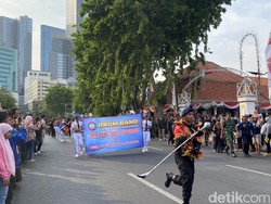 Ada Parade Surya Senja di Depan Grahadi, Lalu Lintas Dialihkan