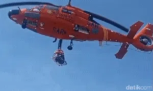 Momen Penyelamat Evakuasi Nelayan yang Terjebak di Jembatan Tegalbuleud