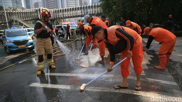 Aksi Petugas Bersihkan Trotoar Jalan Sudirman Jelang Pelantikan Presiden