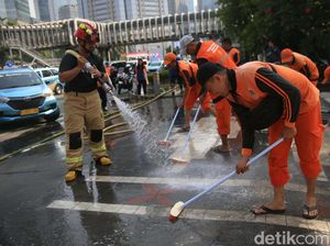 Aksi Petugas Bersihkan Trotoar Jalan Sudirman Jelang Pelantikan Presiden