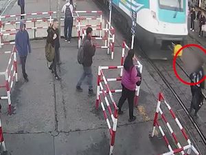 Video: Asyik Main HP, Pria di Argentina Ini Nyaris Tertabrak Kereta Api Video: Asyik Main HP, Pria di Argentina Ini Nyaris Tertabrak Kereta Api