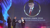 Azwar Anas Dianugerahi Tokoh Reformasi Birokrasi Berdampak