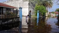 Penampakan Banjir Rob yang Melanda Dumai