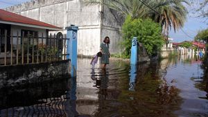 Penampakan Banjir Rob yang Melanda Dumai