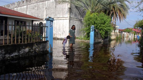 Penampakan Banjir Rob yang Melanda Dumai