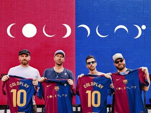 Viva La Vida! Barcelona Pakai Jersey Berlogo Coldplay di El Clasico