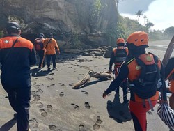 Tim SAR Sisir Pantai Balian Cari Turis Australia yang Terseret Arus