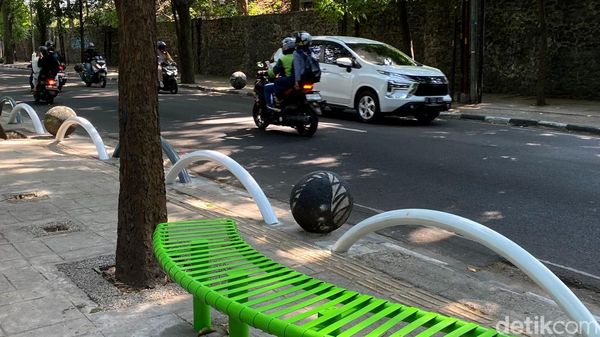 Potret Bolar, Pencegah Invasi Parkir Liar di Tamansari Bandung