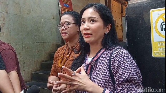 Berita Seputar Selebriti Insertlive Terkini : Sidang Perdana Kasus Penipuan Ditunda, Bunga Zainal Harap Bisa Bertemu Pelaku