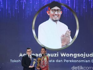 Achmad Fauzi Raih Penghargaan Tokoh Pendorong Wisata dan Perekonomian Daerah Achmad Fauzi Raih Penghargaan Tokoh Pendorong Wisata dan Perekonomian Daerah