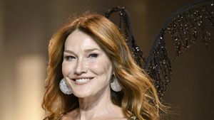 7 Potret Seksi Mantan Ibu Negara Prancis Jadi Model Victorias Secret